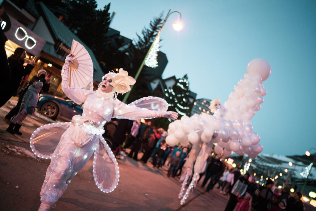 07875-pyreneduffau-otles2alpes-2022-03-01-magic-avenue-carnavaljpg_51913426356_o