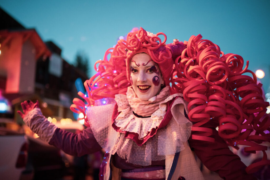 07947-pyreneduffau-otles2alpes-2022-03-01-magic-avenue-carnavaljpg_51914043390_o