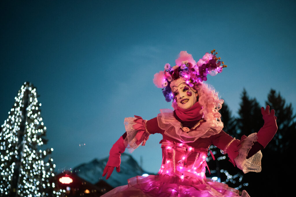08047-pyreneduffau-otles2alpes-2022-03-01-magic-avenue-carnavaljpg_51912467607_o