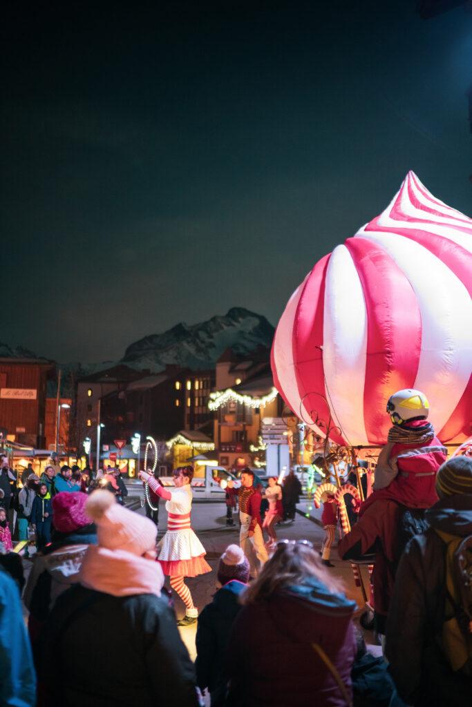 08151-pyreneduffau-otles2alpes-2022-03-01-magic-avenue-carnavaljpg_51913432351_o